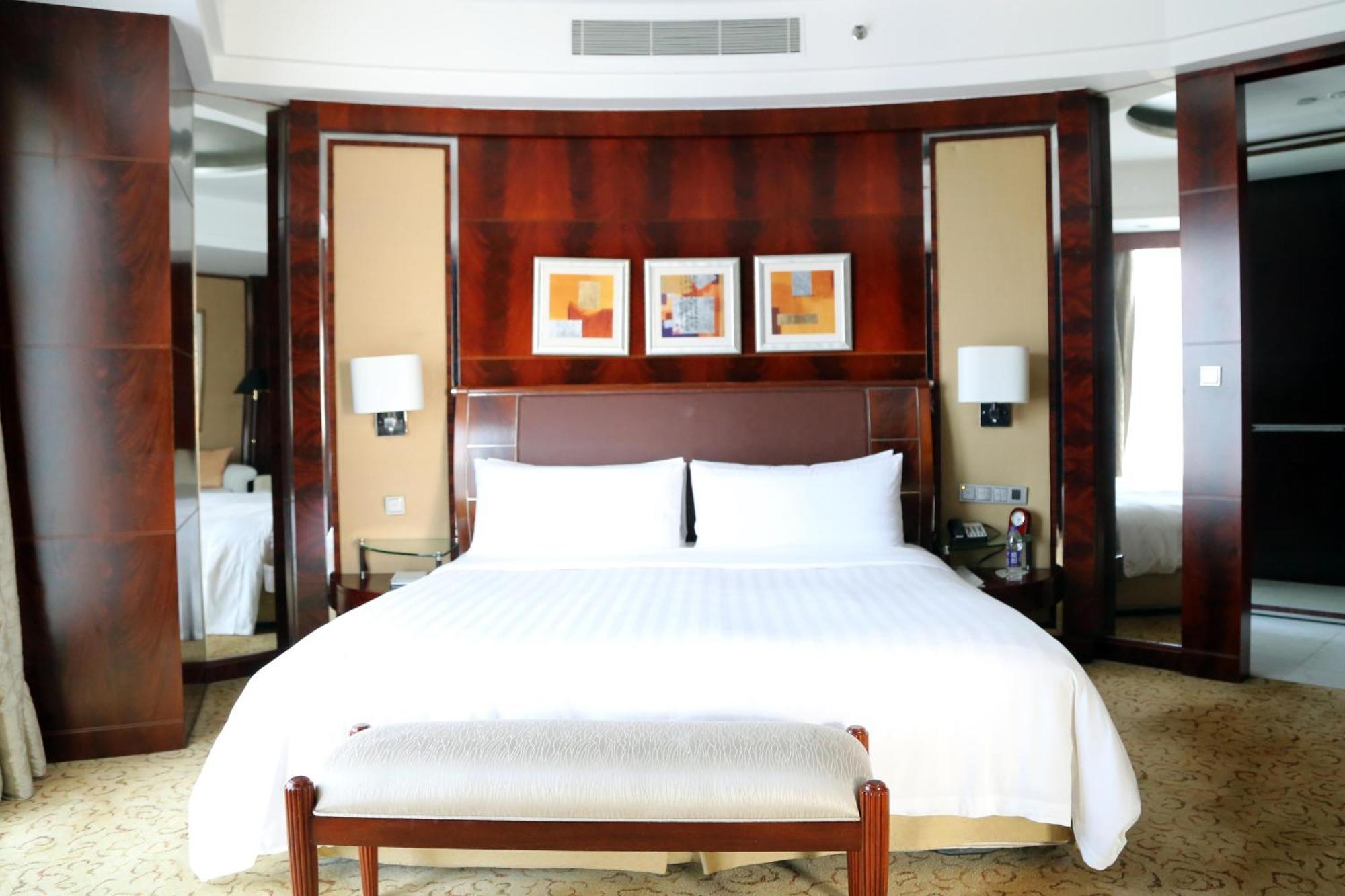 Pudong Shangri-la, Hotel 5*